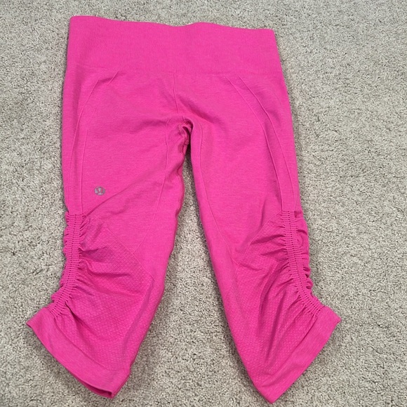 LULULEMON In The Flow Crop, Heathered Jewelled Magenta, Legging - Picture 4 of 7